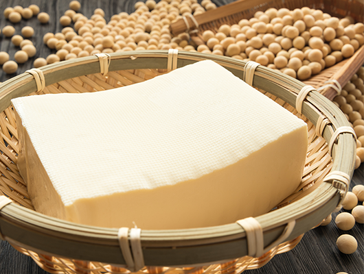 安心・安全な国産大豆を100％使用。伝統の製法で、濃厚な豆腐に仕上げています。